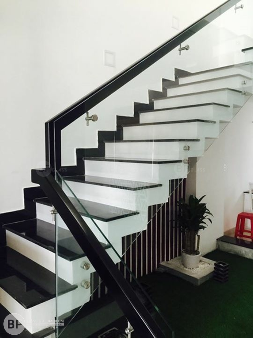 Cầu Thang Kính: Xu hướng nội thất hiện đại cho nhà phố