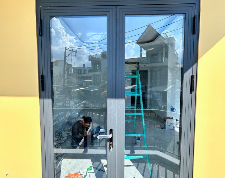 Cửa Đi Mở Quay 2 Cánh + Ô Cố Định XingFa QuangDong